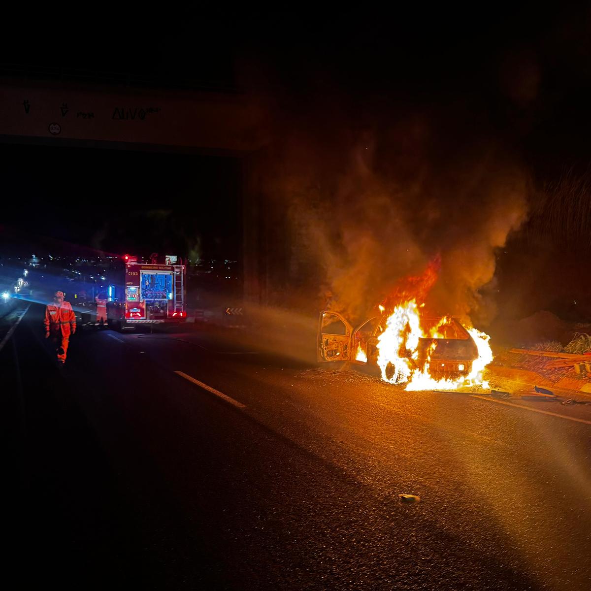 Durante o combate ao incêndio, não havia nenhuma vítima no local, e o condutor do automóvel não se apresentou às autoridades (Foto/Divulgação)