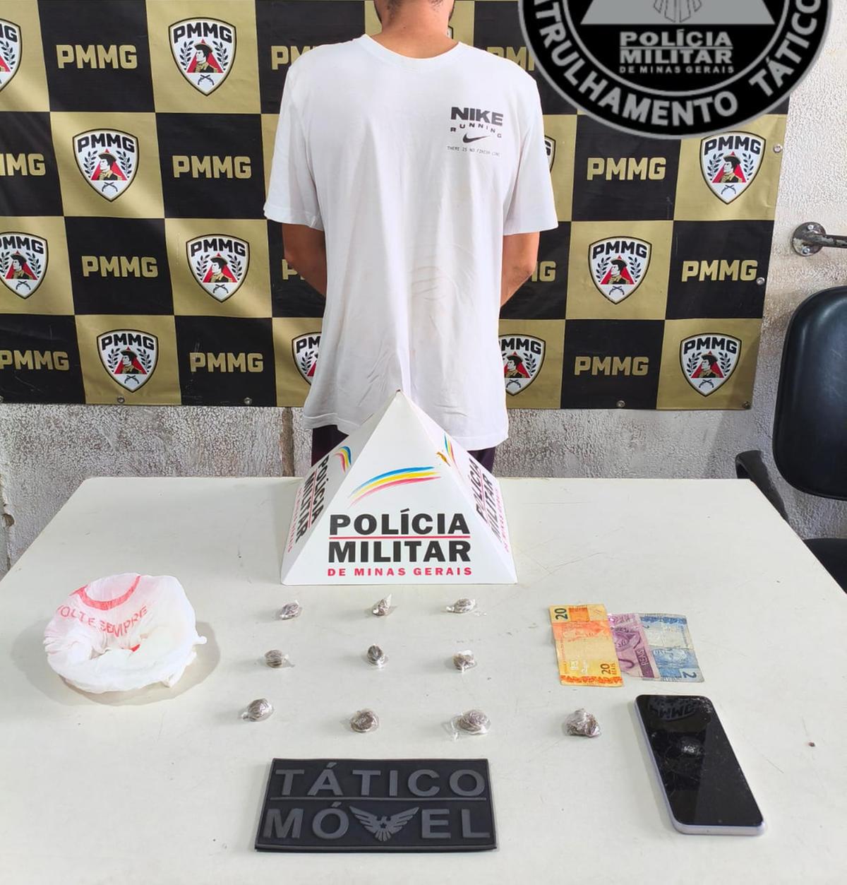 Tático Móvel apreende cocaína “escama de peixe” e maconha durante operação em Uberaba. (Foto/Divulgação/PMMG)