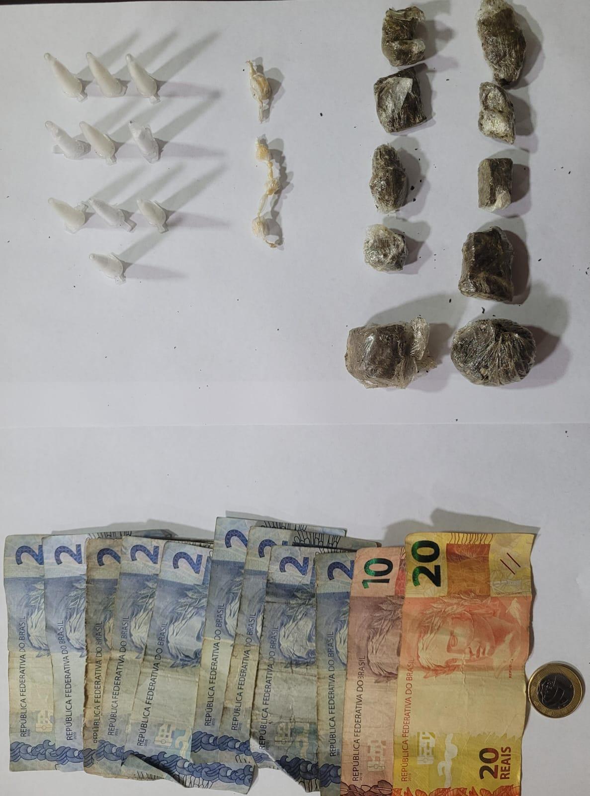 PM prende homem conhecido por tráfico com cocaína, crack e maconha em praça pública de Uberaba. (Foto/Divulgação/PMMG)