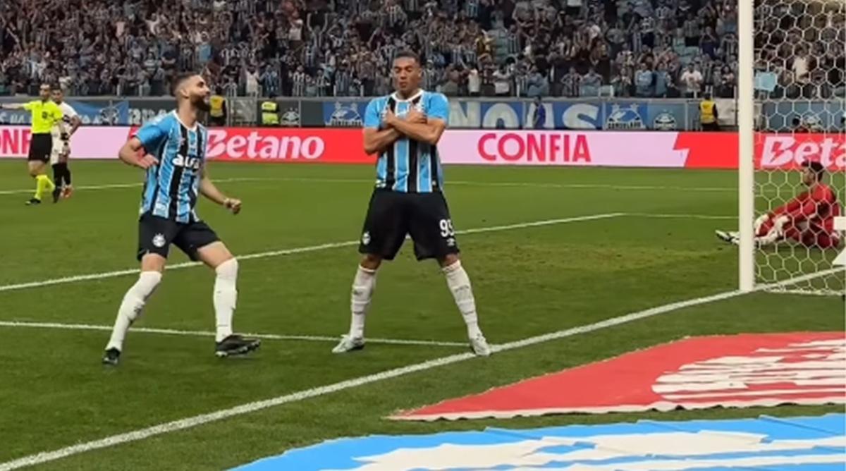 Carlos Vinícius marcou os dois gols da vitória gremista sobre o São Paulo, que segue irregular no Brasileirão (Foto/Instagram Grêmio)