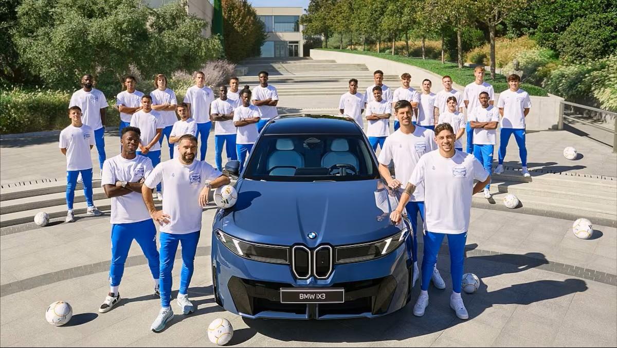 Elenco do Real Madrid posa com os novos BMWs elétricos; Vini Jr. escolheu o modelo i7 xDrive60 (Foto/@realmadrid via instagram)