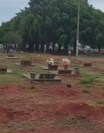 O assunto ganhou repercussão após a circulação de um vídeo nas redes sociais mostrando túmulos em estado de deterioração, com tampas danificadas e, em alguns casos, chegando a expor ossos e caixões (Foto/Reprodução)