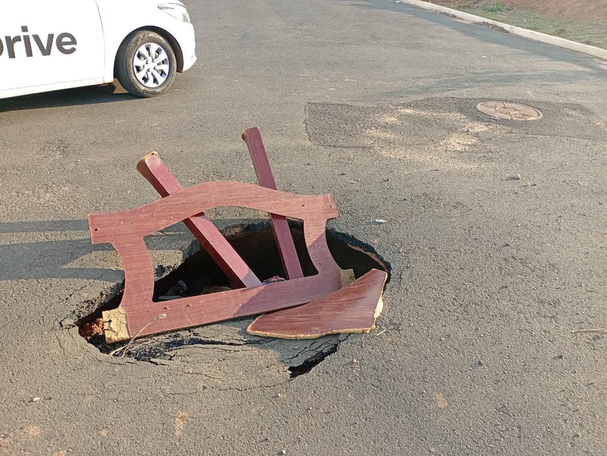 Os moradores afirmam que o problema foi comunicado à Codau, mas até o momento o reparo do pavimento não foi executado. (Foto/Reprodução)