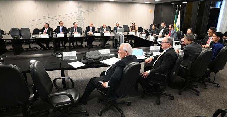 Ministério de Minas e Energia reúne representantes de revendas de GLP para avançar na implementação do Gás do Povo. Reunião marca diálogo da pasta junto a associações de revendedores de gás de cozinha para garantir efetividade da política pública (/Ricardo Botelho/MME)