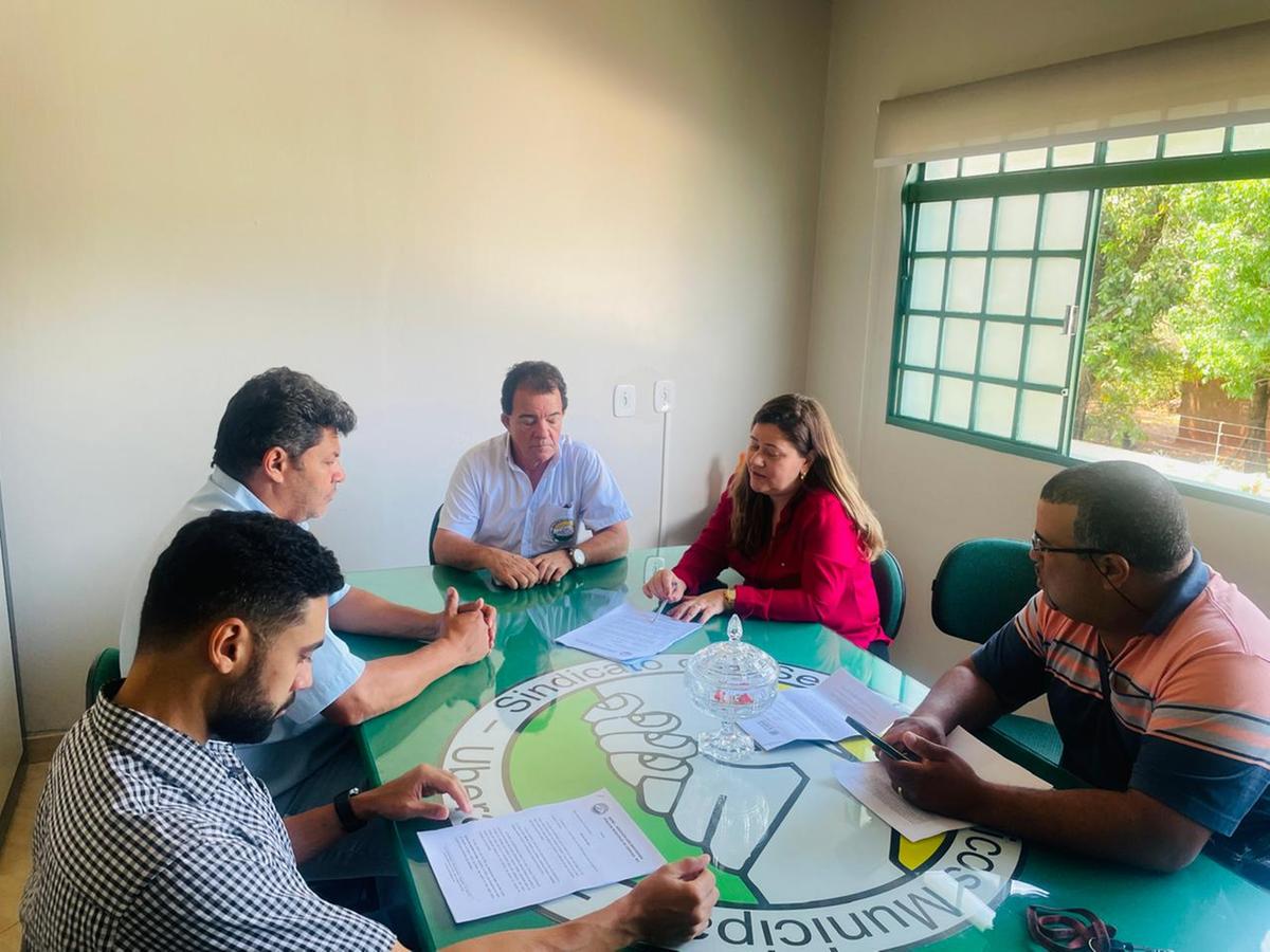 Reunião no Sindicato dos Servidores teve a participação de representante da categoria, advogados e do vereador Anderson Dois Irmãos (Foto/Divulgação)