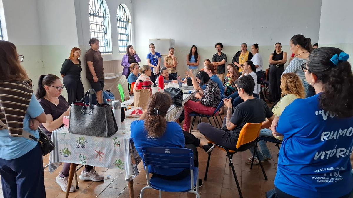Durante a manifestação, houve reunião com professores da escola e pais de alunos, para alinhamento da posição a ser adotada na audiência pública do dia 22 na Câmara Municipal (Foto/Divulgação)