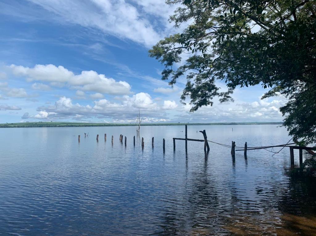 A embarcação virou durante a navegação, deixando os ocupantes em situação de risco (Foto/Divulgação)