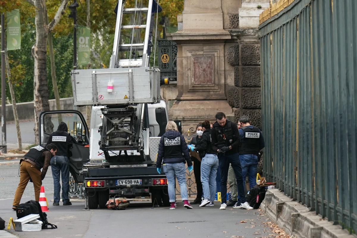 Policiais franceses inspecionam um elevador de móveis usado por ladrões para entrar no Museu do Louvre (Foto/DIMITAR DILKOFF / AFP)