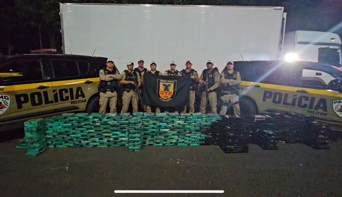 Caminhão frigorífico transportava 521 quilos de cocaína escondidos em compartimento secreto. (Foto/Divulgação/PMMG)