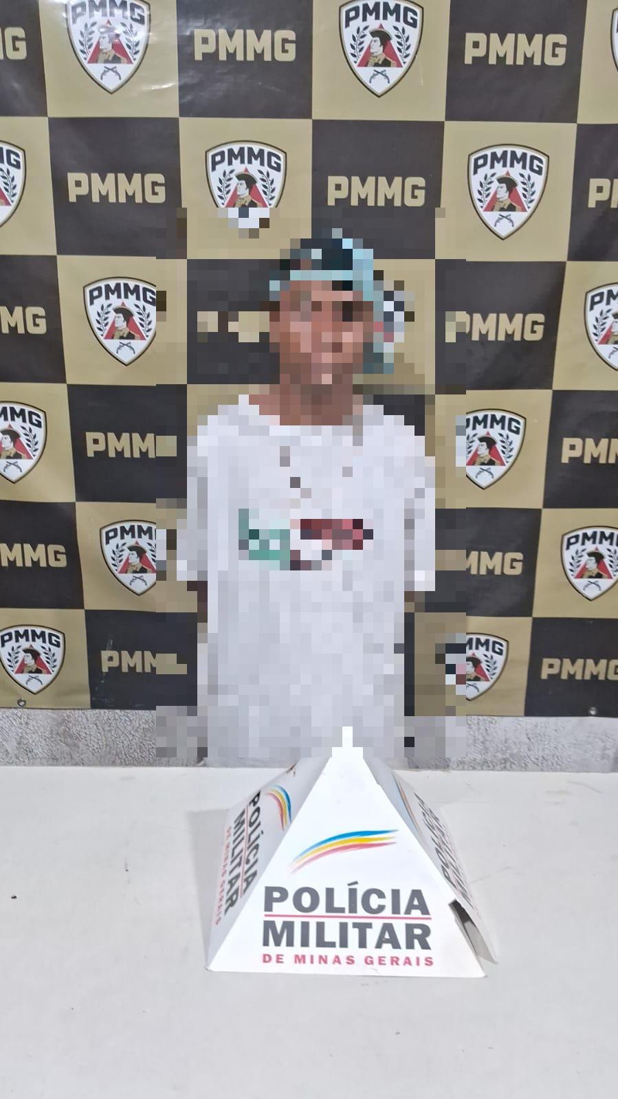 Distribuidora de bebidas era usada como fachada para o tráfico no bairro Rio de Janeiro; homem foi preso com crack e maconha. (Foto/Divulgação/PMMG)
