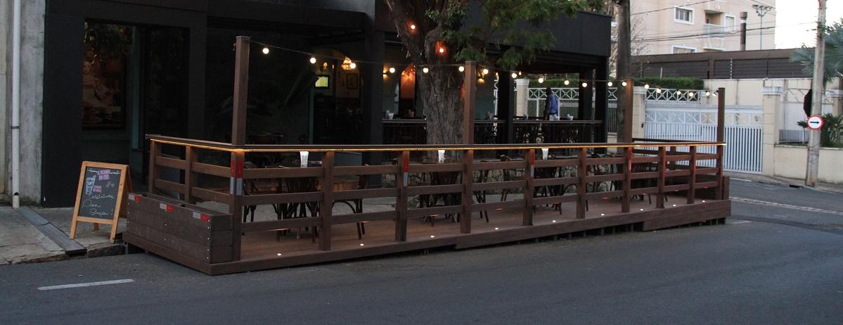 Os parklets passam por aprovação técnica, envolvendo a Secretaria de Mobilidade Urbana, e precisam atender a normas de segurança e sinalização (Foto/Reprodução)