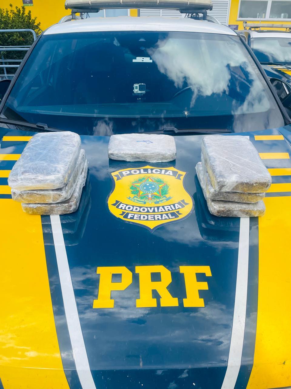 Os policiais realizaram uma busca minuciosa no interior do veículo e localizaram sete tabletes de maconha escondidos no painel (Foto/Divulgação)