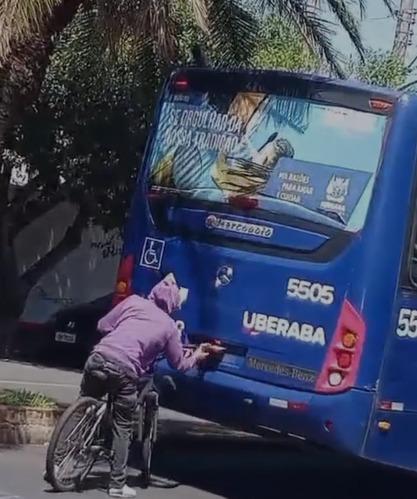 O registro mostra o ciclista atrás do BRT Vetor da linha 200 – Terminal Gameleira, que estava parado na via enquanto aguardava o semáforo abrir (Foto/Reprodução)