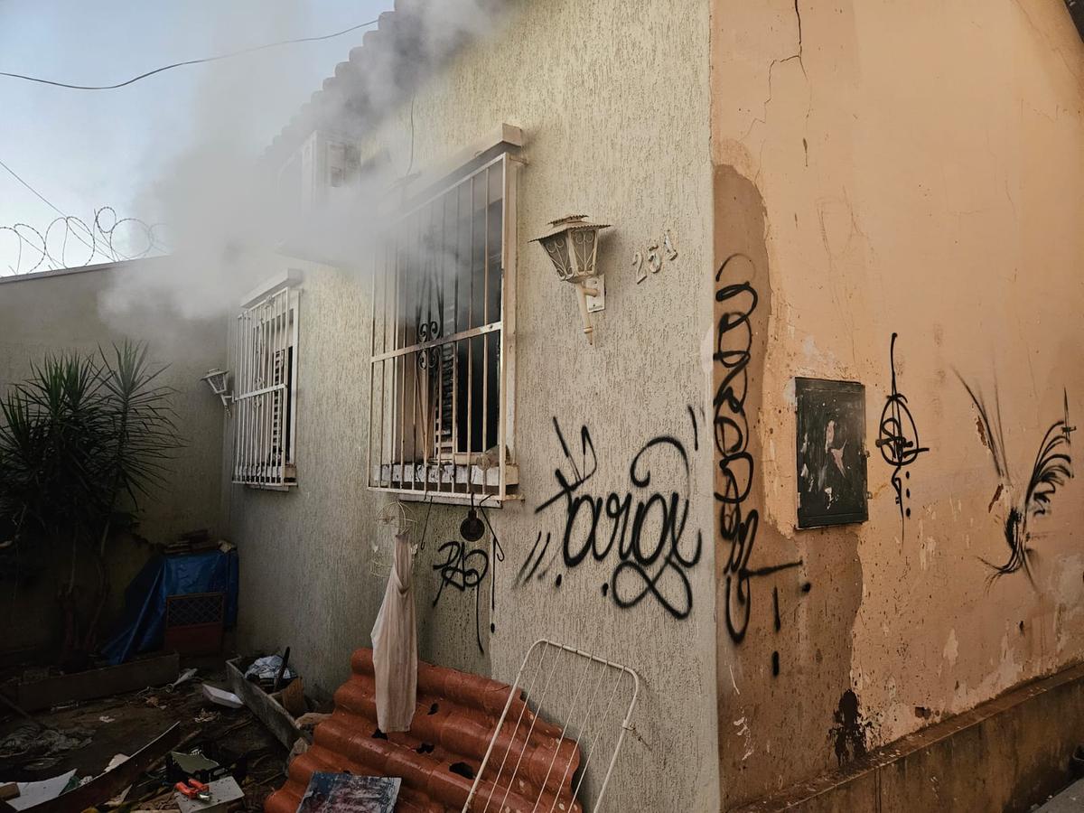 Corpo de Bombeiros controlou incêndio em residência e interditou imóvel por risco estrutural e contaminação por fumaça (Foto/Divulgação)
