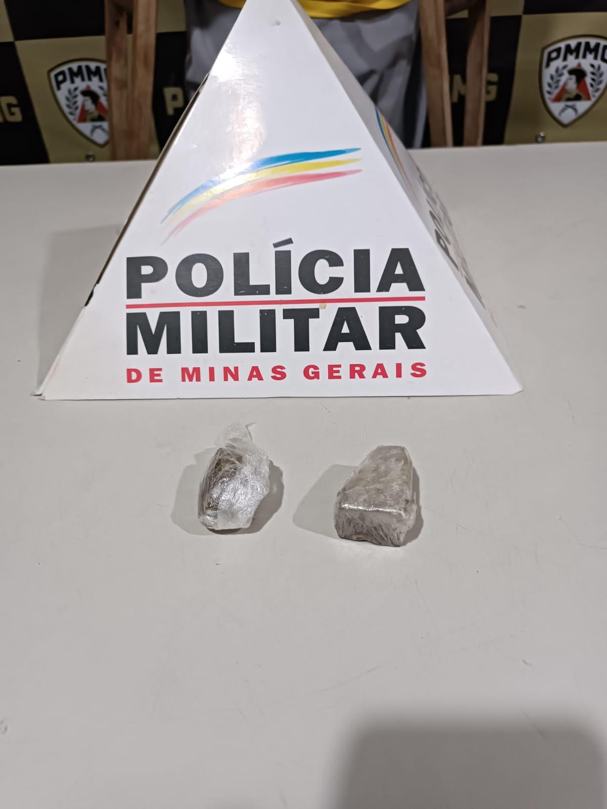 Foragido tentou enganar a PM com nome falso, mas acabou preso com maconha durante operação no Amoroso Costa. (Foto/Divulgação/PMMG)