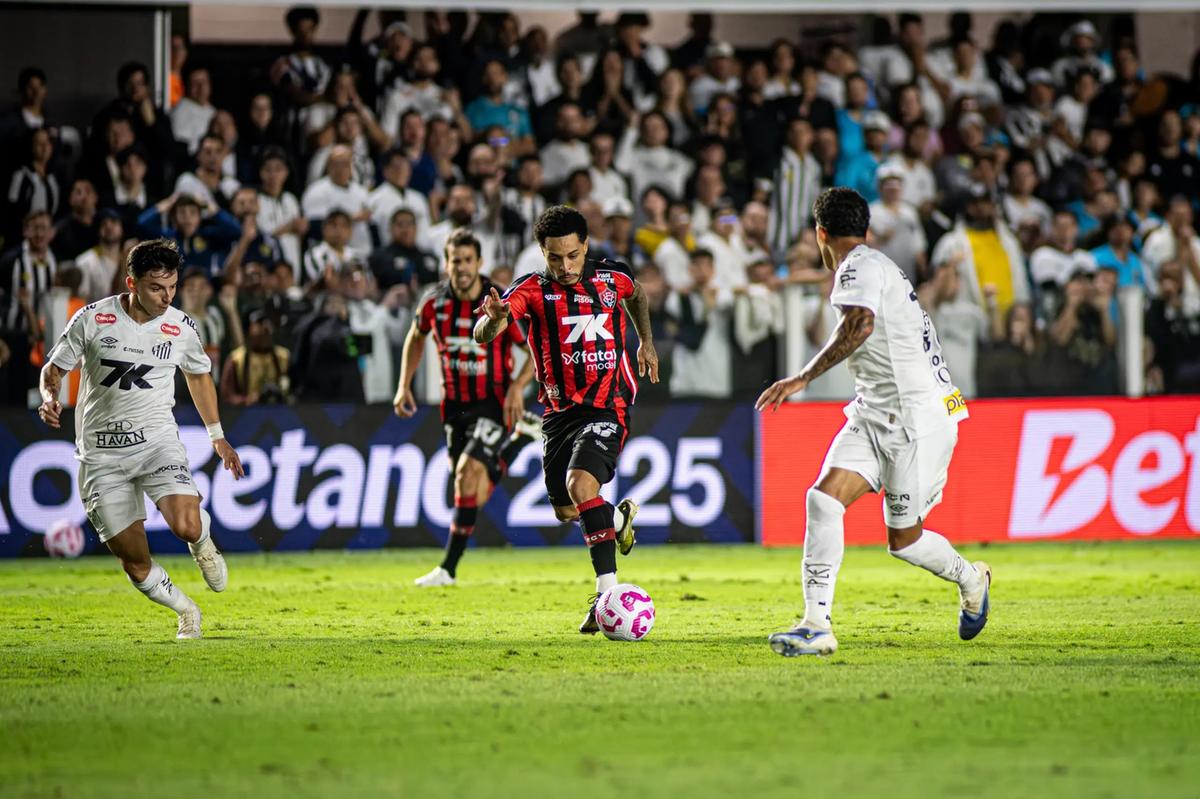 Faltou talento e inspiração para os jogadores do Santos, que não conseguiam superar o bloqueio baiano (Foto/ECV)