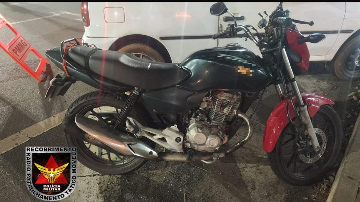 Motocicleta com chassi adulterado foi apreendida e condutor acabou preso em flagrante no Niza Marques Guarita. (Foto/Divulgação/PMMG)