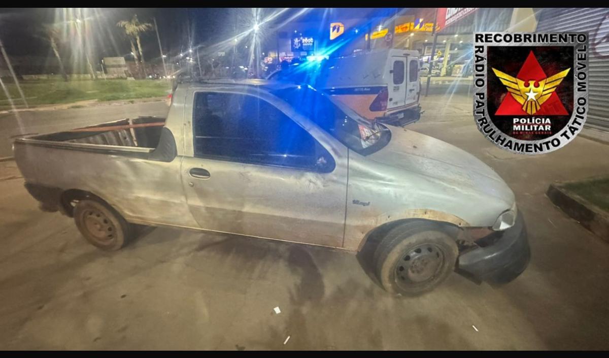 Fiat Strada furtada e usada em crimes é recuperada por militares do Tático Móvel em Uberaba. (Foto/Divulgação/PMMG)