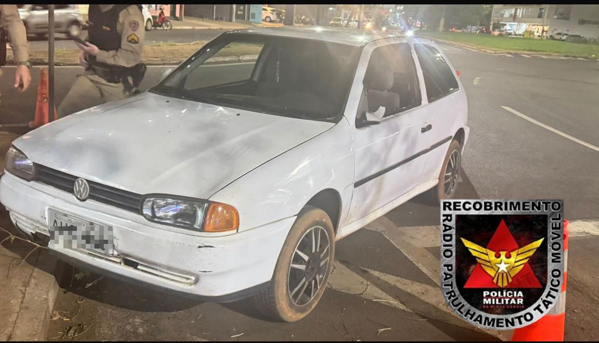 Gol branco roubado e usado em crimes é recuperado pela PM durante operação do Tático Móvel em Uberaba. (Foto/Divulgação/PMMG)