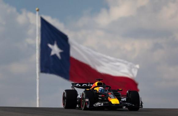 Verstappen no Circuito das Américas, sob a bandeira texana. Domínio total no fim de semana (Foto/Reprodução)