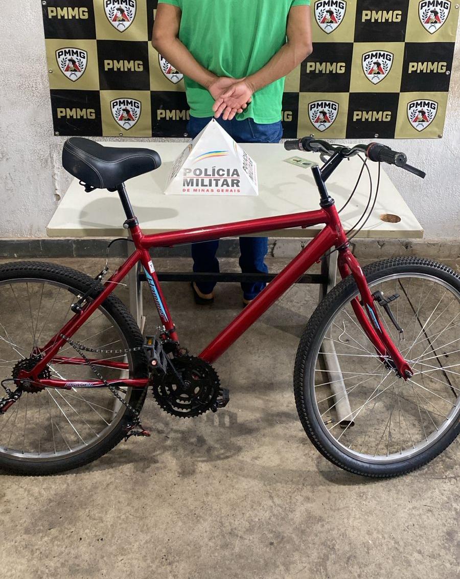 Homem é preso por apropriação indébita e bicicleta é recuperada durante ação policial em Uberaba. (Foto/Divulgação/PMMG)