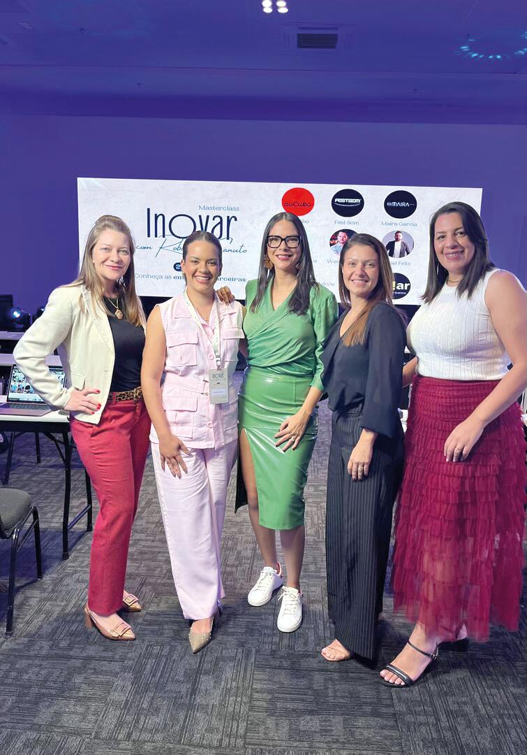 Time de assessoras uberabenses passou por atualização enriquecedora com uma das grandes referências em assessoria e cerimonial, Roberta Canuto - CEO do grupo Casa de Dois – a convite de Ananda Santos. Na foto, da direita para a esquerda a cerimonialista Tatiana Botelho, Ananda Santos (de Uberlândia), Roberta Canuto, Juliana Silva e Kellen Duarte (Foto/Arquivo pessoal)