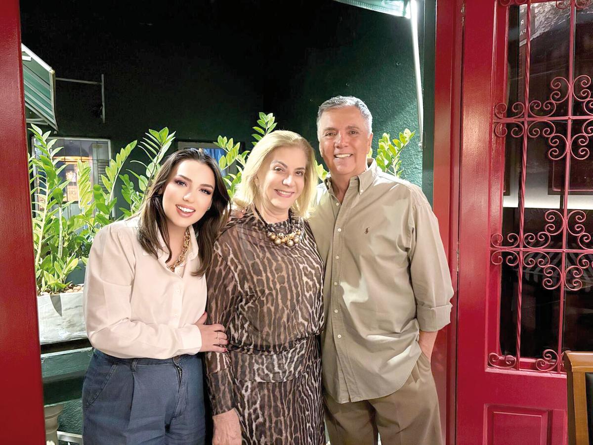 Carla Patricia Peleteiro, aniversariante da semana passada recebendo abraços de seus amigos Lélia Bruno e Luiz Carlos Souza Campos (Foto/Arquivo pessoal)