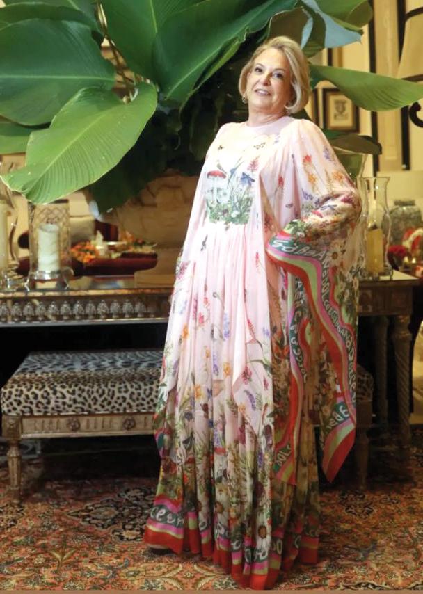 Loló Castro Cunha soprou mais uma velinha, cercada por amigos e familiares (Foto/Arquivo pessoal)