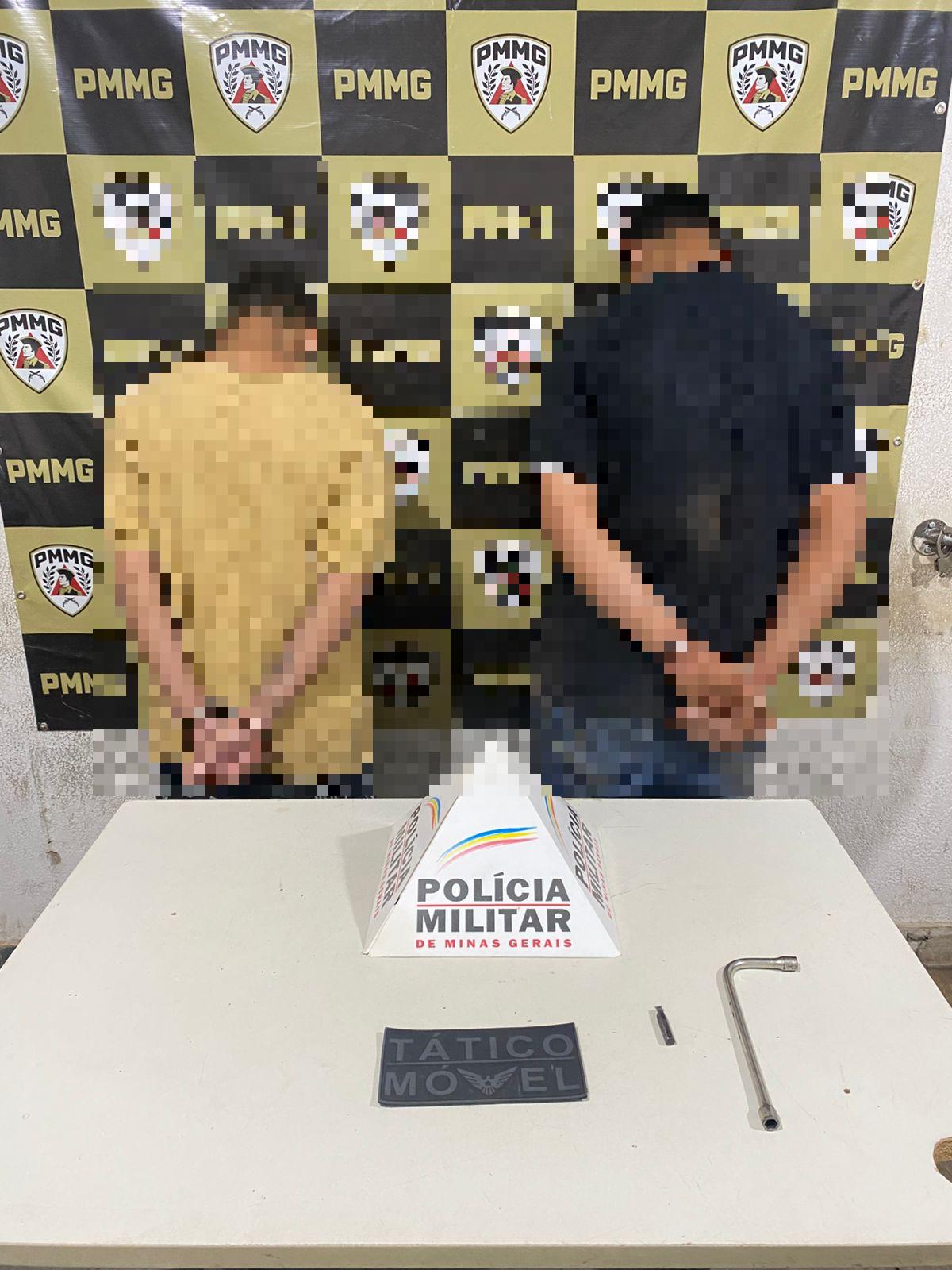 Os suspeitos foram presos e uma chave biela L apreendida. (Foto/Divulgação/PMMG)