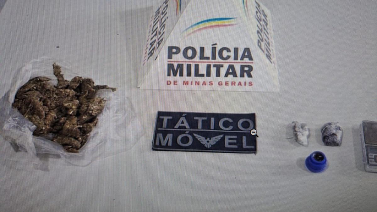 Adolescente foi apreendida após polícia encontrar bolsa com drogas e balança de precisão em residência no Conjunto Guanabara. (Foto/Divulgação/PMMG)