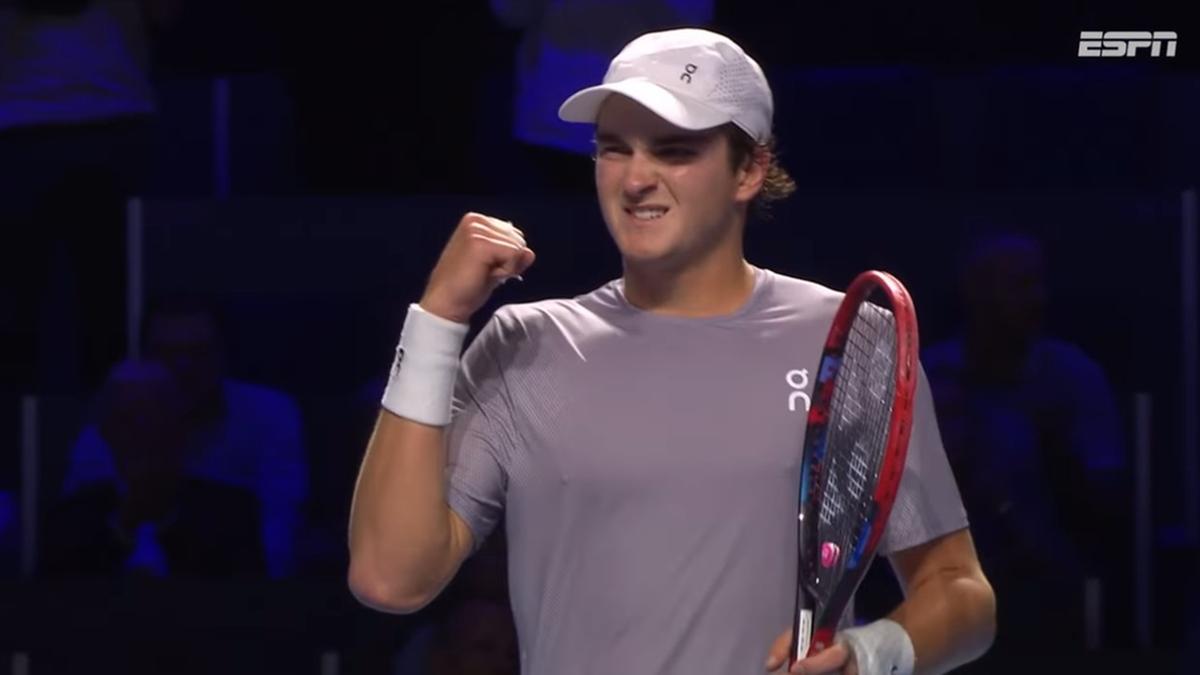 Com saques potentes e frieza de veterano, João Fonseca venceu o atual campeão e avança no ATP 500 da Basileia (Foto/ESPN)