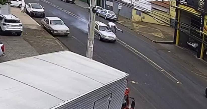Com o impacto, a vítima foi arremessada ao solo, sofrendo ferimentos graves na cabeça e no tórax (Foto/Reprodução)