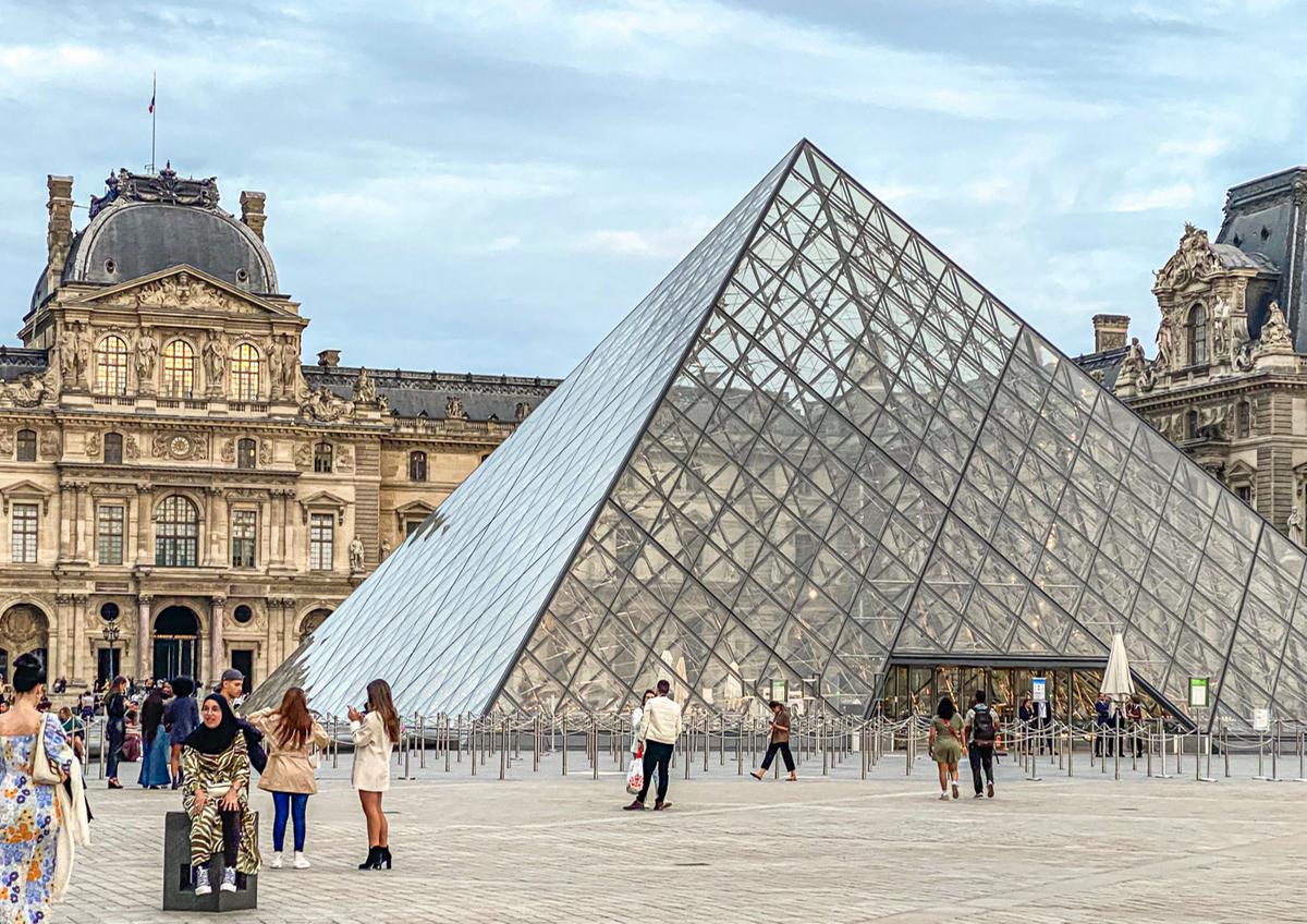 Com nove milhões de visitantes em 2024, o Louvre retomou as visitas normalmente nesta manhã, enquanto a presidente Laurence des Cars deve prestar esclarecimentos ao Senado francês sobre o caso (Foto/Reprodução)