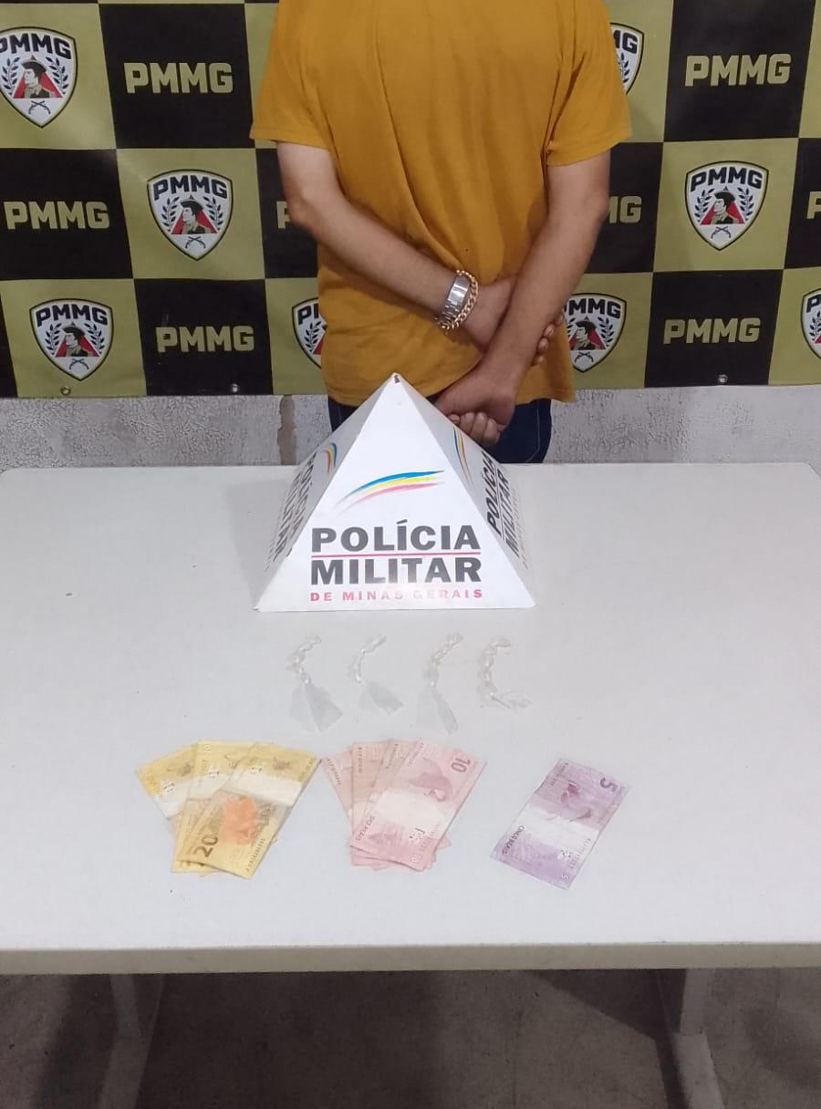 Cão Unum, do GPCães, encontrou mais 15 pedras de crack escondidas em meio a entulho durante operação no Costa Teles I. (Foto/Divulgação/PMMG)