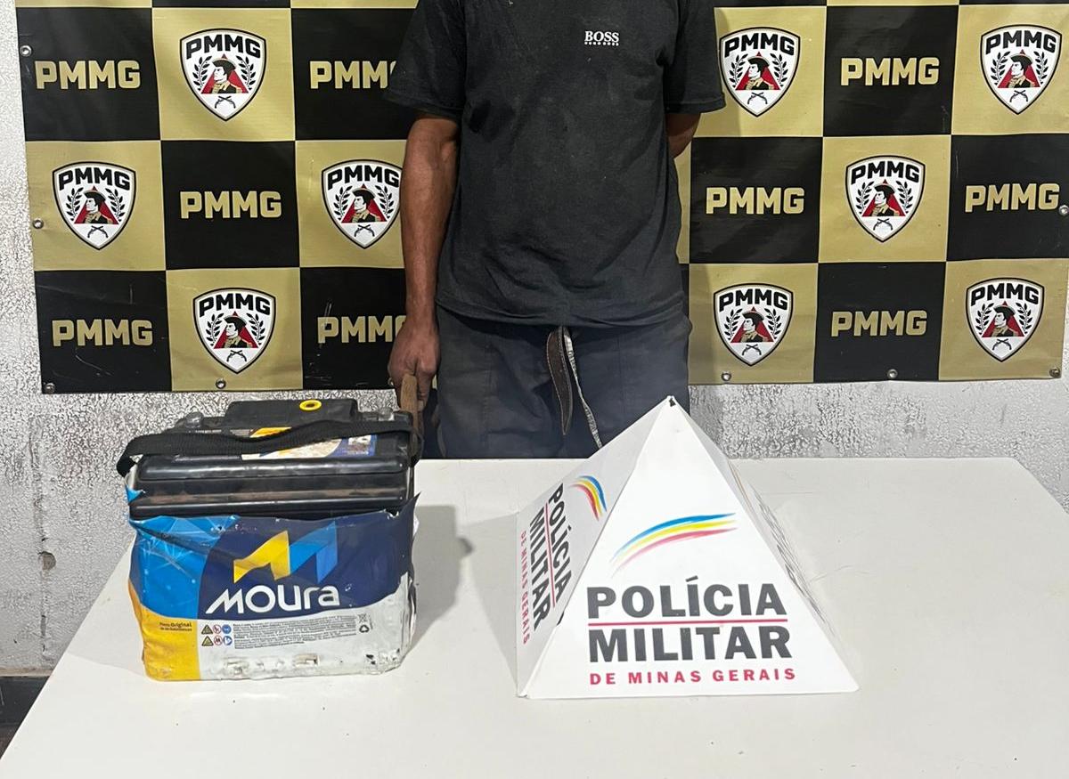 Suspeito foi abordado na Avenida Mei Mei enquanto transportava uma bateria automotiva em bicicleta; polícia acredita que o item seja produto de furto recente. (Foto/Divulgação/PMMG)