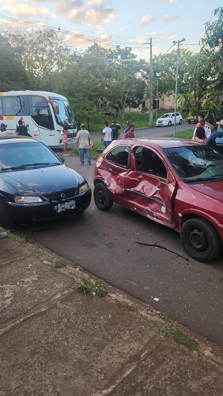 Colisão entre Celta e moto deixou quatro pessoas feridas, incluindo duas crianças (Foto/Divulgação)
