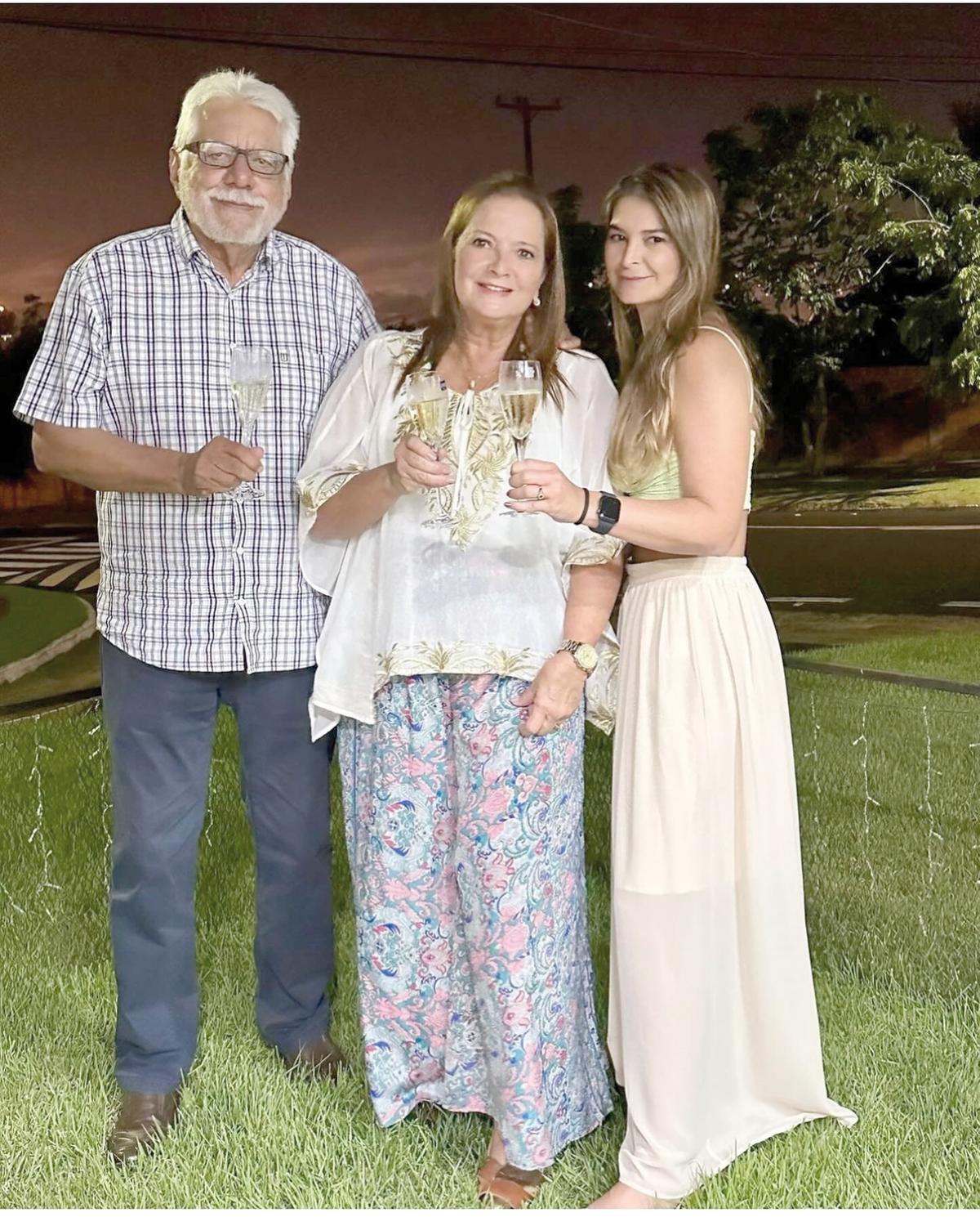 Amanhã Maria Alice Nassif vai brindar seu aniversário com muitos amigos e familiares. Na foto com Pantaleão Quaresma e com a filha Maria Carolina Nassif (Foto/Arquivo pessoal)