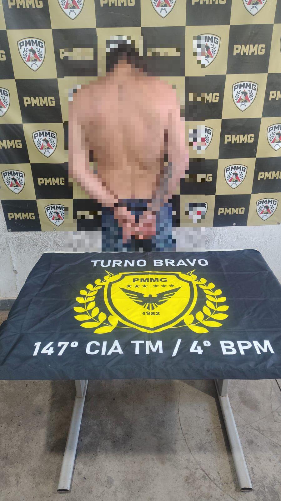 Policiais do Tático Móvel durante ação que resultou na prisão de um foragido no Bairro de Lourde. (Foto/Divulgação/PMMG)