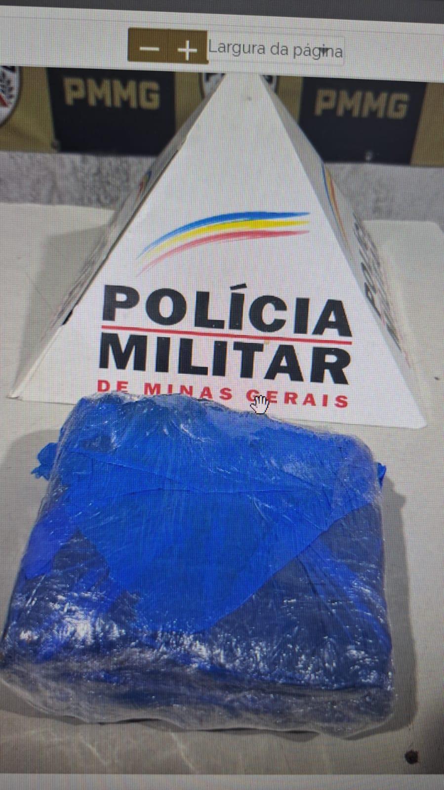 Durante a perseguição, o condutor chegou a arremessar a sacola com a droga e tentar colidir com a viatura. (Foto/Divulgação/PMMG)