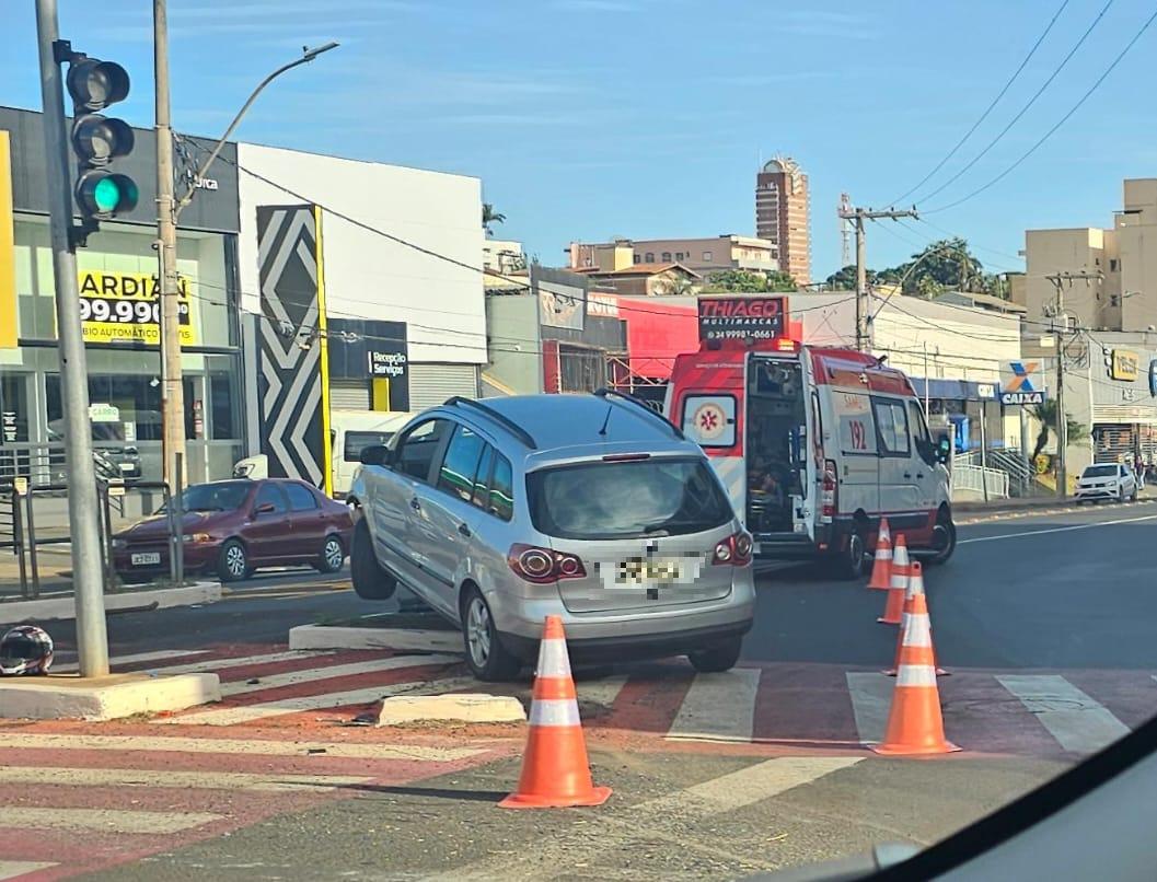 Carro atingiu uma moto e invadiu o canteiro central da avenida Guilherme Ferreira. (Foto/Reprodução)