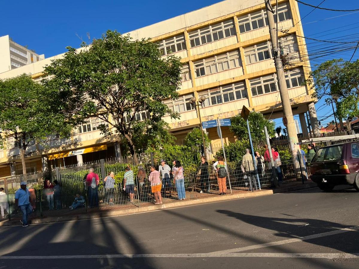 Nesta semana, a movimentação em frente à agência central, em Uberaba, voltou a chamar atenção (Foto/Reprodução)