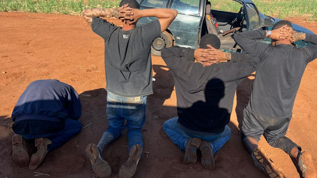 Policiais militares de Conquista abordaram e prenderam quatro suspeitos em estrada vicinal, próximo à Usina Mendonça (Foto/Divulgação)