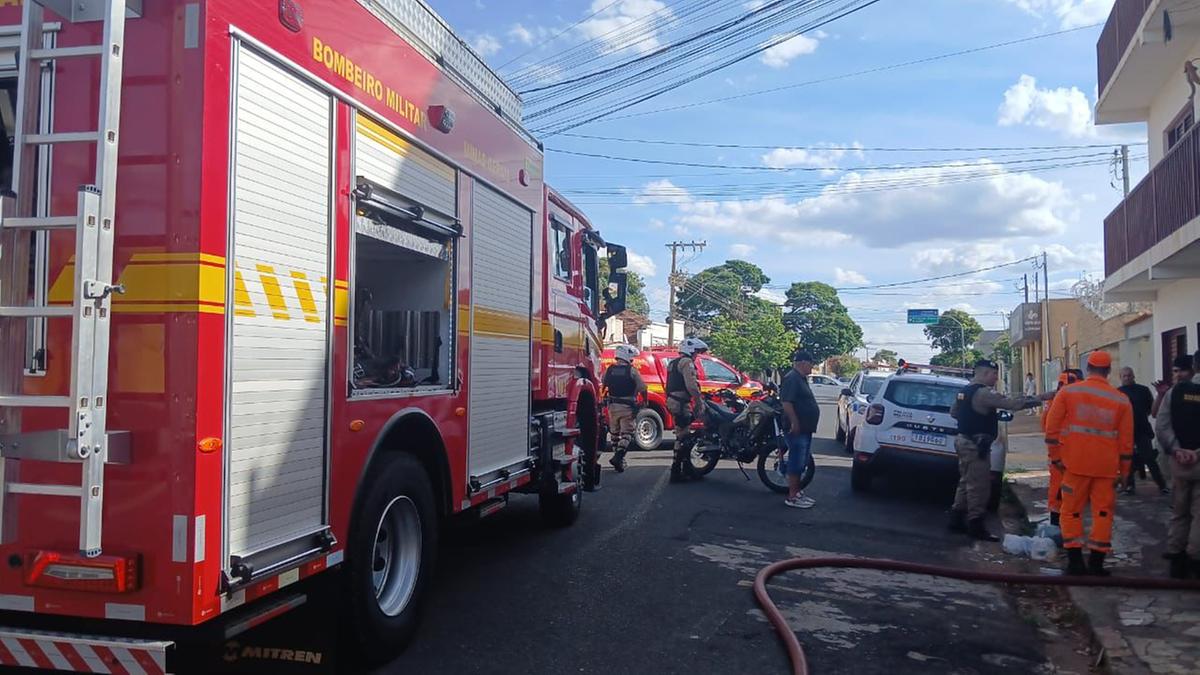 As chamas destruíram móveis, eletrodomésticos e vestuário existentes na residência. Não houve vítimas em decorrência do incidente (Foto/Divulgação Corpo de Bombeiros)