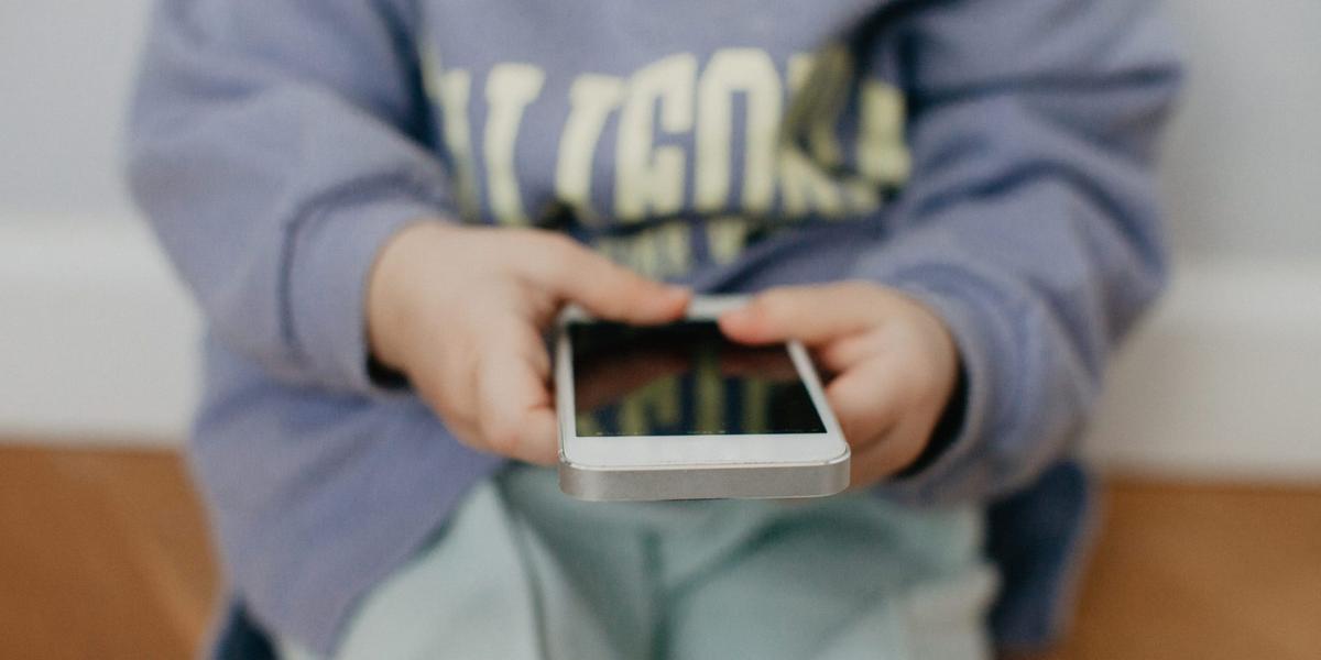 Evento reunirá especialistas nos dias 6 e 7 de novembro para debater a proteção de crianças e adolescentes, com foco em ambientes digitais (Foto/Divulgação)