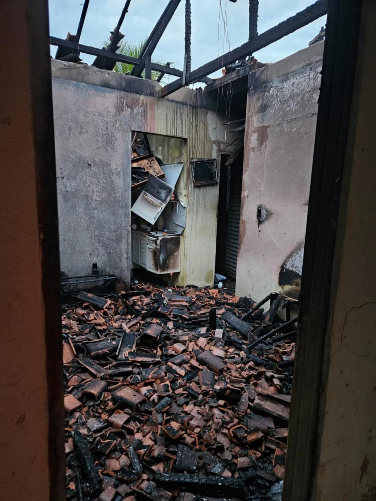 Filho do casal percebeu as chamas e arrombou o quarto dos pais (Foto/CBMMG/Divulgação)