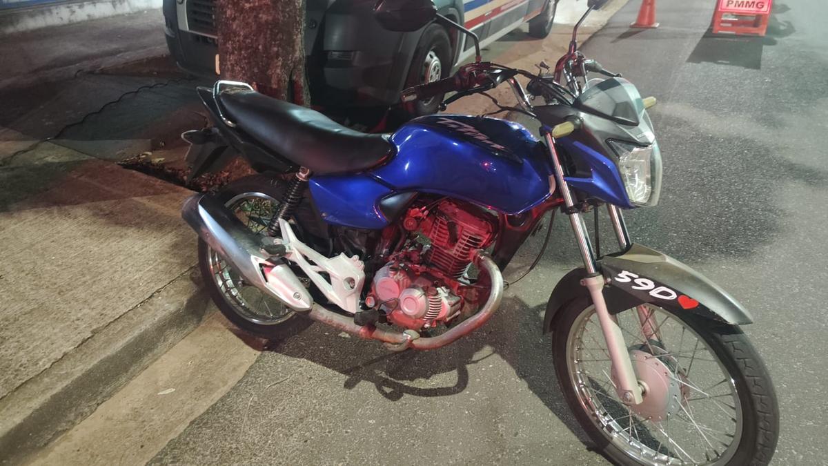 Polícia apreendeu motocicleta com sinais identificadores adulterados; suspeito foi preso e levado à delegacia. (Foto/Divulgação/PMMG)