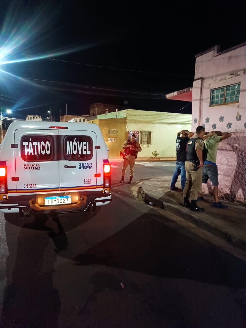 Polícia realiza operação “Copo Limpo” em bar de Uberaba, coibindo consumo de drogas e algazarra. (Foto/Divulgação/PMMG)