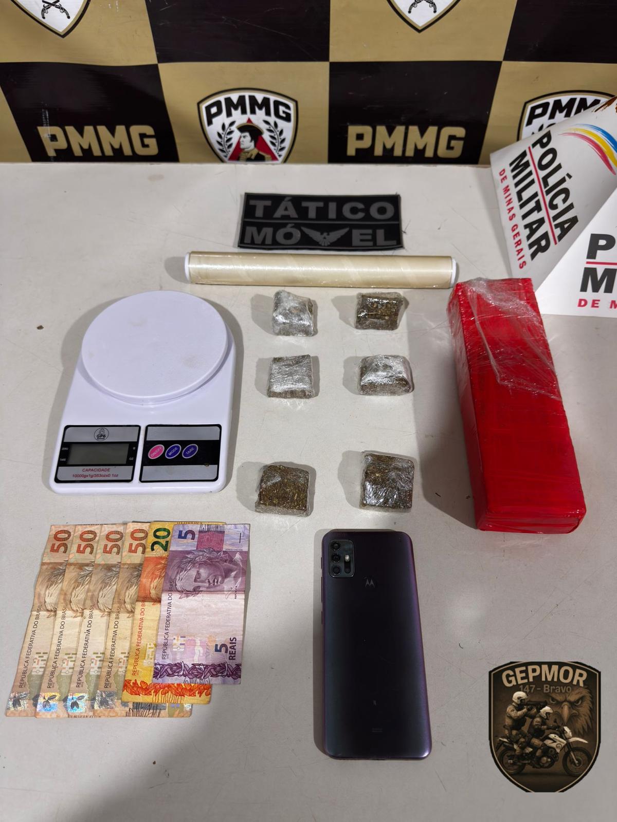Polícia apreendeu mais de 1 kg de maconha, celular extraviado e dinheiro com suspeito no bairro Lourdes; autor foi levado à delegacia. (Foto/Divulgação/PMMG)