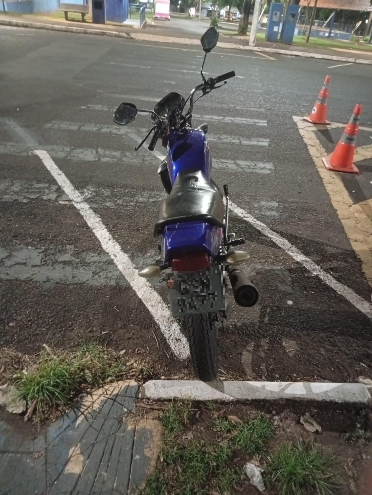 Motocicleta adulterada e motor furtado foram apreendidos pela GEPMOR durante patrulhamento em Uberaba. (Foto/Divulgação/PMMG)