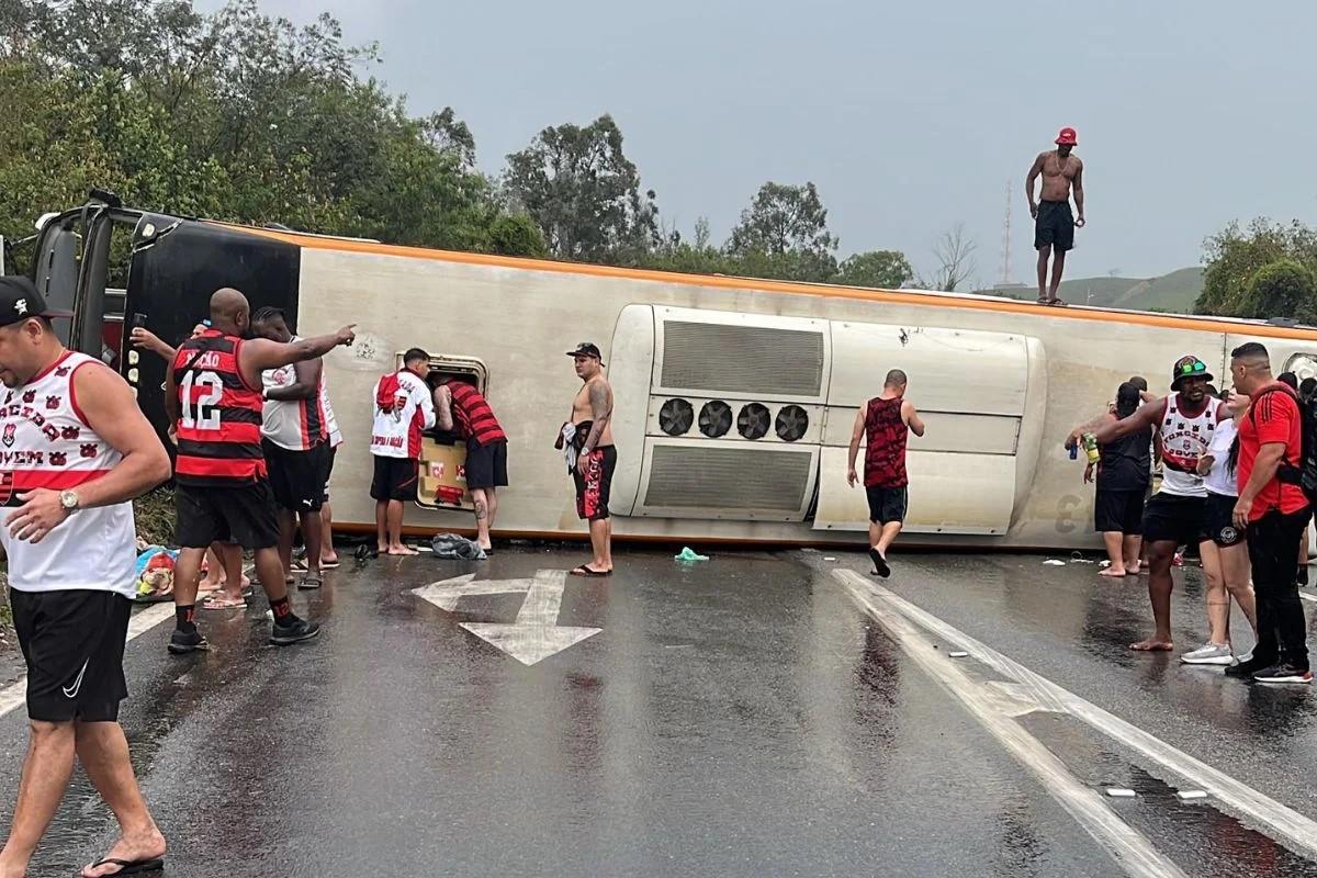 O veículo integrava uma das cinco excursões organizadas por torcidas do clube, entre elas Urubuzada e Nação 12 (Foto/Rede Social X)